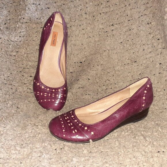 MIZ MOOZ-Patton-Purple Leather-Lazer Cut-Outs-Mini Wedge-Sz 9-Excellent - Picture 1 of 7